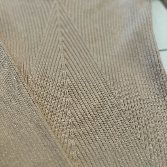 Calvin Klein Beige with Gold Flecks Fitted V-Neck Sweater Size Snall - Picture 3 of 4